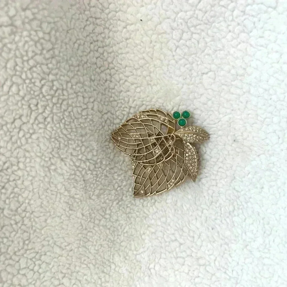 Jewelry - Vintage Gold Leaves With Green Stones Brooch Pin